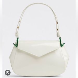 Bottega Veneta Toyin Medium Shoulder Bag
100% Leather
white